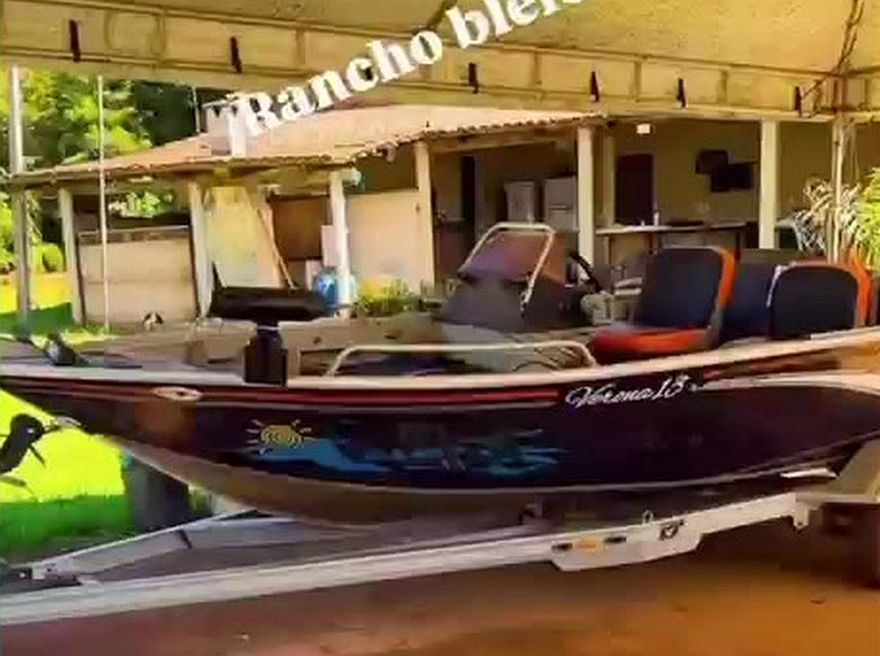 Barco de pesca com motor de popa sobre a carreta, no rancho