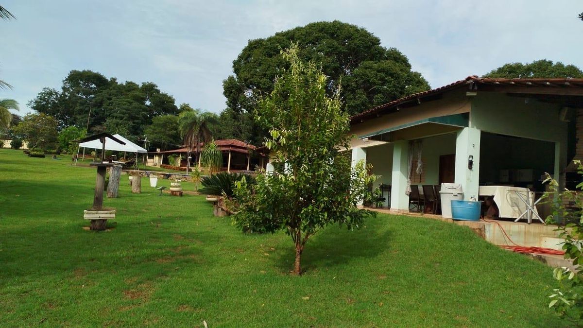 Sede do Rancho Blefe vista do gramado, com varanda ampla e árvores ao fundo